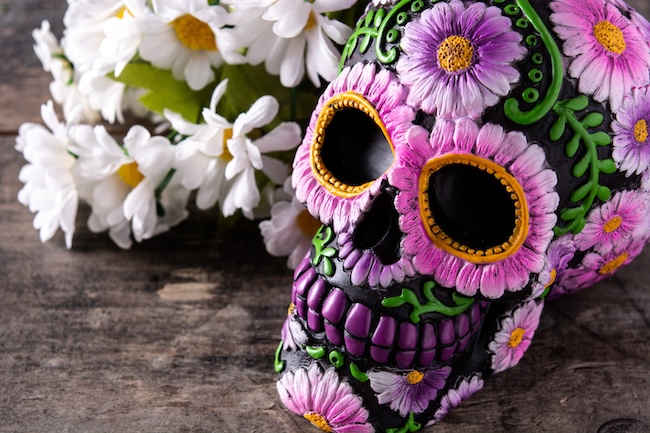 Totenkopf mit Blumen geschmückt